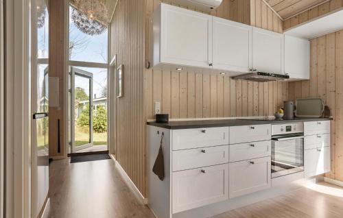مطبخ, 3 Bedroom Beautiful Home In Glesborg in Glesborg