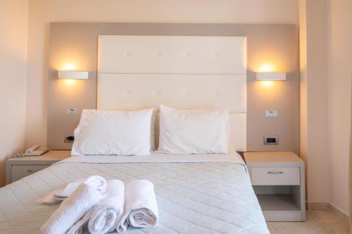 Standard Double or Twin Room with Garden View image 6