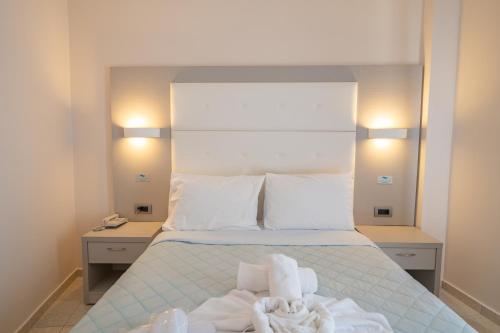 Standard Double or Twin Room with Garden View image 2