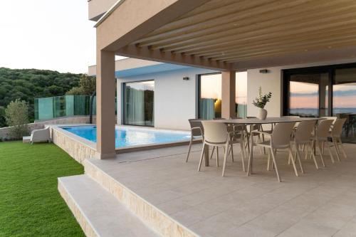 ระเบียง/ชานเรือน, Villa Kukurina - luxury service with view in โปตอซนิซา
