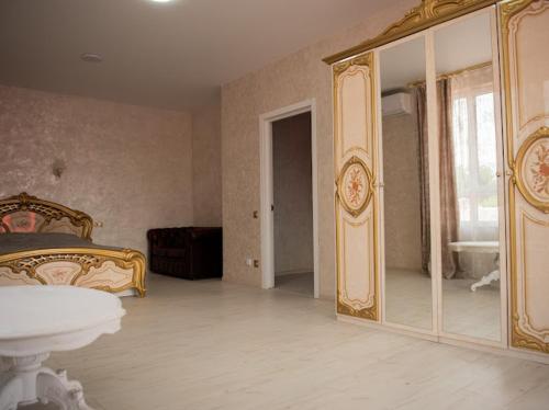 AMSTERDAM hotel&swimming pool – khách sạn tại Almaznyi