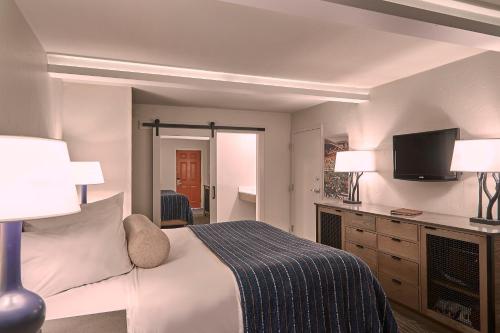 King Room image 9