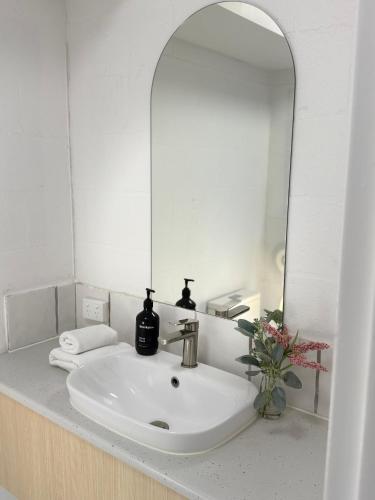 Abode Mooloolaba, Backpackers & Motel rooms Room Type - Single Bed in Mixed Dormitory Room (18 - 35 years) Abode Mooloolaba, Backpackers & Motel rooms Room Type - Single Bed in Mixed Dormitory Room (18 - 35 years)