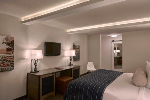 King Room image 6