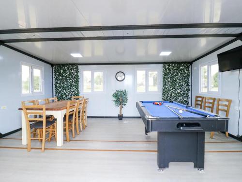 Közös társalgó / TV, Luxury Shepherd Hut with Private Hot Tub in Stow cum Quy