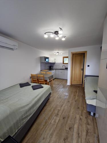 1 double bed, 1 twin bed