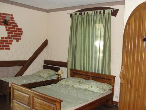 1 double bed, 1 twin bed