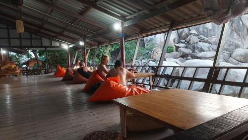 Restaurant, Taothong Villa I in June Juea Bay