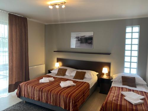 1 double bed, 1 twin bed