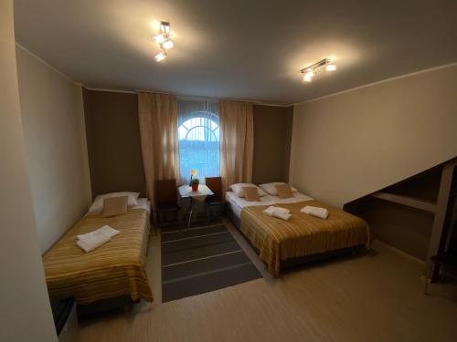 1 double bed, 1 twin bed