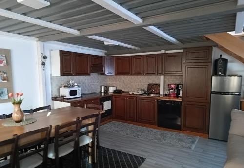 Hegyi Vendégház (Hegyi Vendeghaz) in Varsag