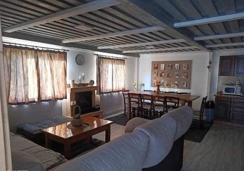 Hegyi Vendégház (Hegyi Vendeghaz) in Varsag