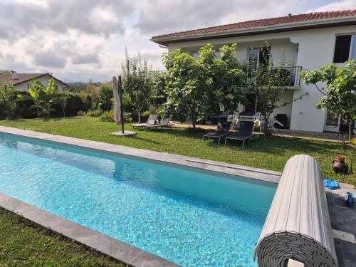 สระว่ายน้ำ, Chambre double avec salle de bain privative in ฮอนเดย