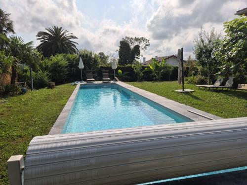 สระว่ายน้ำ, Chambre double avec salle de bain privative in ฮอนเดย