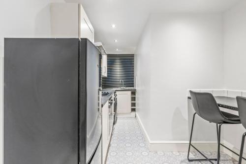 Luxury 2BR City Apt With Parking Sleeps 8 in 舍伍德