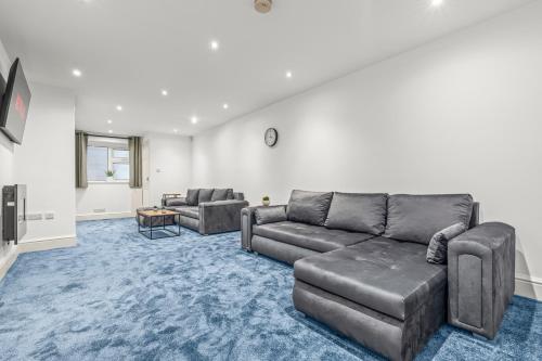 Luxury 2BR City Apt With Parking Sleeps 8 in 舍伍德