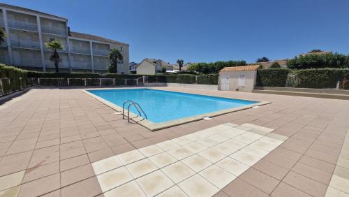 Swimming pool, Vaux sur Mer - cote PONTAILLAC - VILLA MITOYENNE - PISCINE COLLECTIVE in Vaux Sur Mer
