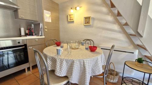 Kitchen, Vaux sur Mer - cote PONTAILLAC - VILLA MITOYENNE - PISCINE COLLECTIVE in Vaux Sur Mer