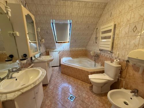 Le Rose Hotel - image 12