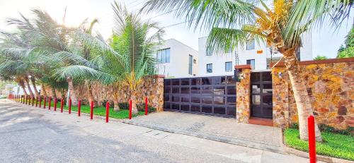 Exterior view, Casa Bianca, OSU, Premium Luxury, Breakfast, Pool & Gym, Restaurant, Beach 5mins, Airport 15mins in Accra