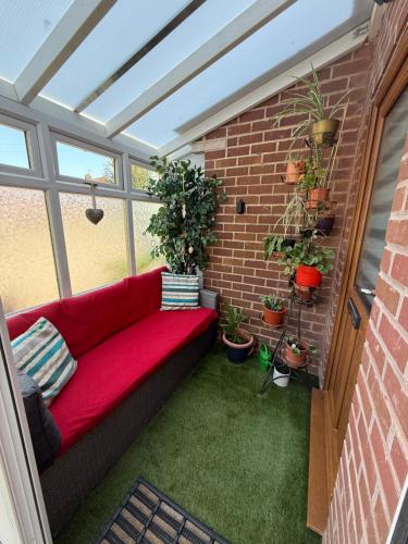 16 BENTLEY ROAD - Uttoxeter, ENTIRE HOLIDAY HOME, COSY ACCOMMODATION