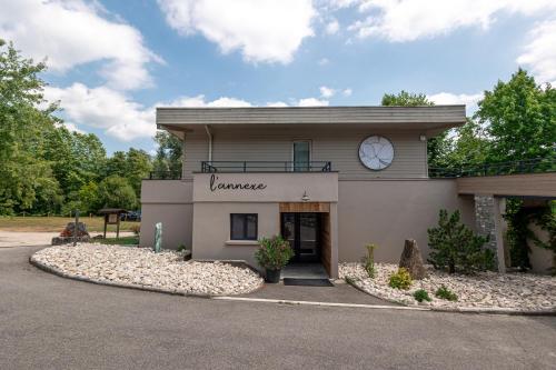 Les Lodges du Lac in Saint-Alban-de-Montbel