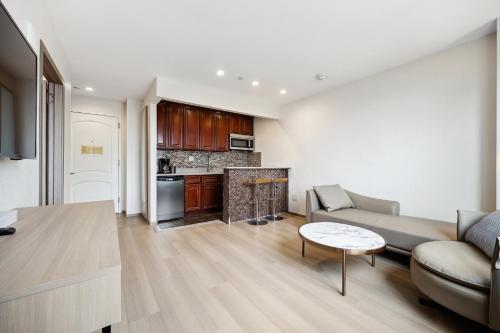 Ramada by Wyndham Flushing Queens Room Type - Deluxe King Suite - Non-Smoking