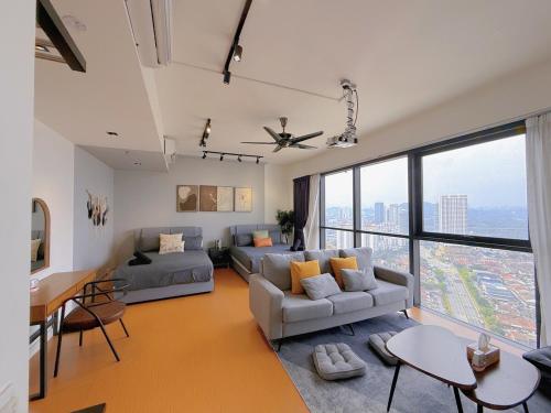 10PX Family Gathering Spacious Duplex, The Hub SS2 with Projector