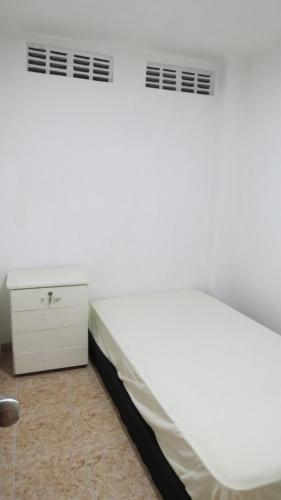Large Single Room image 1