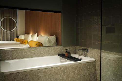 room detail thumbnail 2