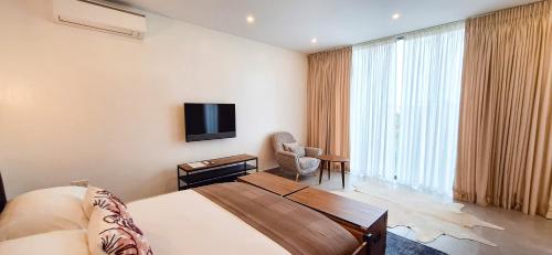 Casa Bianca, OSU, Premium Luxury, Breakfast, Pool & Gym, Restaurant, Beach 5mins, Airport 15mins in Accra