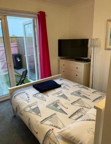 BARBIE GUEST HOUSE & BALLET & MAKE UP SCHOOL , On Ground Floor a 2 Bedroom Garden Apartment with Private Car Space , Opposite Paignton Pier , 2 Double Beds , 2 Single beds Kitchen & Air Fryer , Reception to Help you