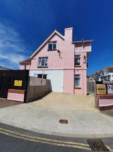 SINGER HOUSE BALLET & MAKE UP SCHOOL & FAMILY GUEST HOUSE  OPEN 17 MAY  Over 8 Thousand Amazing Children Parents & Dancers have visited us THANK YOU  2 BEDROOM PRIVATE ENTRANCE GROUND FLOOR FAMILY SUITES PAIGNTON SEAFRONT PARKING WIFI  GARDENS  - image 15