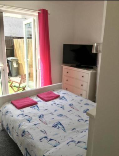 BARBIE GUEST HOUSE & BALLET & MAKE UP SCHOOL , On Ground Floor a 2 Bedroom Garden Apartment with Private Car Space , Opposite Paignton Pier , 2 Double Beds , 2 Single beds Kitchen & Air Fryer , Reception to Help you