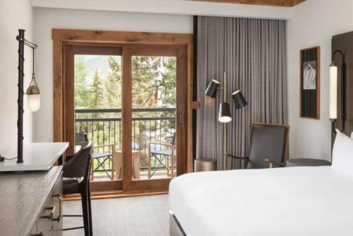 Luxury Hotel Room With King Bed In Lionshead Village