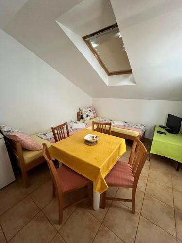 One-Bedroom Apartment image 3