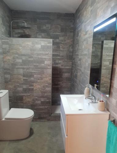 Fürdőszoba, Casa chalet rustica con piscina y campo de futbol in El Pont d'Armentera