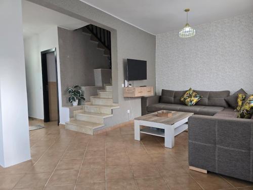 Elegant house with Pool and beach on foot, Al-Funajdik