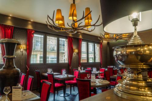 Ресторан, LOGIS -Hotel & Restaurant de la Place in Оне-Сюр-Одон