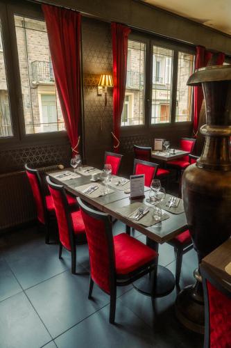 Ресторан, LOGIS -Hotel & Restaurant de la Place in Оне-Сюр-Одон