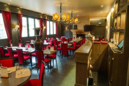 Ресторан, LOGIS -Hotel & Restaurant de la Place in Оне-Сюр-Одон