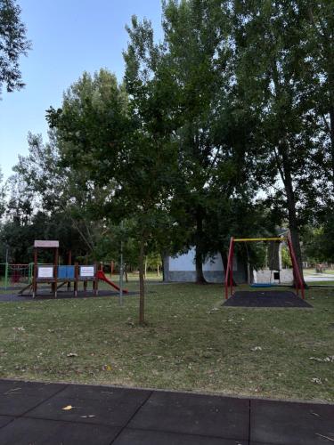 Spēļu laukums, Luna Apartmán (Luna Apartman) in Kolta
