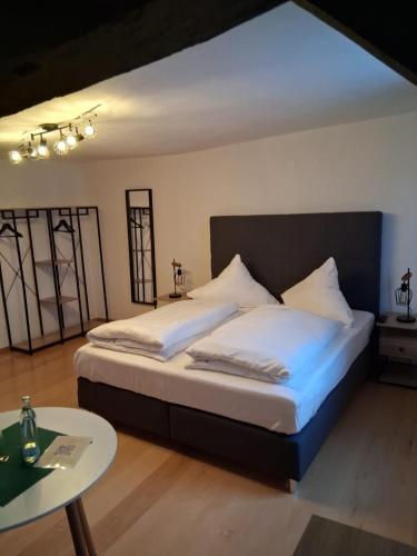 1 queen bed, 1 sofa bed