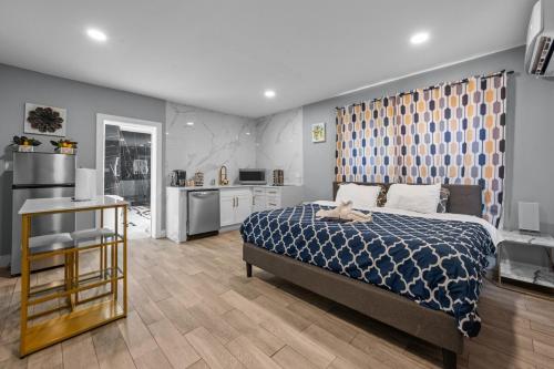 Tranquil Escape- Spa Bath & Pool for One or Couples near The Music Box Theater