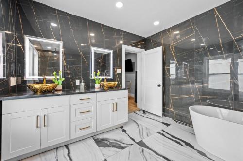 Tranquil Escape- Spa Bath & Pool for One or Couples near The Music Box Theater