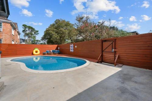Tranquil Escape- Spa Bath & Pool for One or Couples near The Music Box Theater