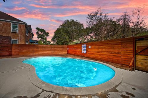 Tranquil Escape- Spa Bath & Pool for One or Couples near The Music Box Theater