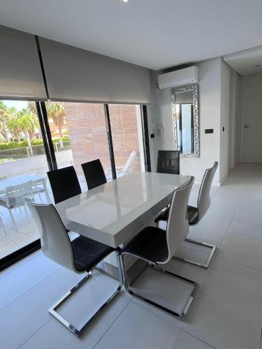 One-Bedroom Apartment image 9