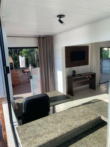 Shared lounge/TV area, Casa 2 suites Lagoa Conceicao Praia Mole in Mole Beach