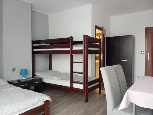 1 double bed, 1 bunk bed